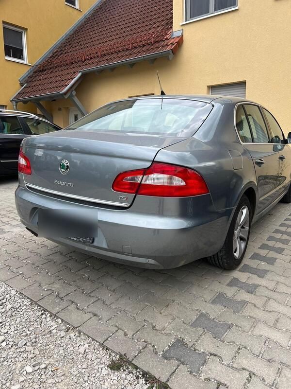 Grau Gebraucht 2009 Skoda Superb Limousine | 6.200 € (Fairer Preis) - Bild 1/4