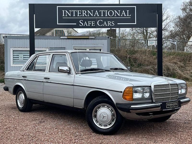 Gebraucht Mercedes 240 72 PS (52 kW) 1982 Silber Limousine