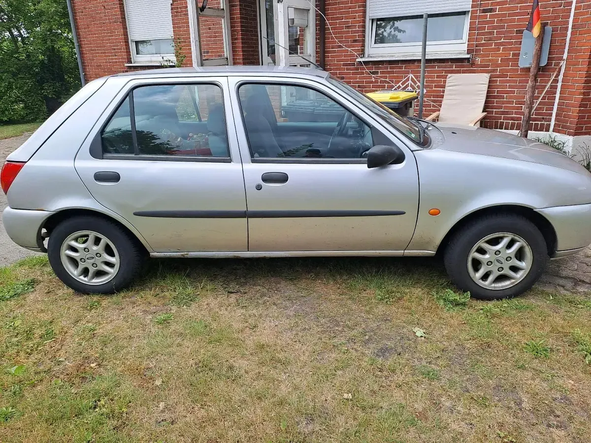 Usata Ford Fiesta 75 CV (55 kW) 1999 Argento Utilitaria