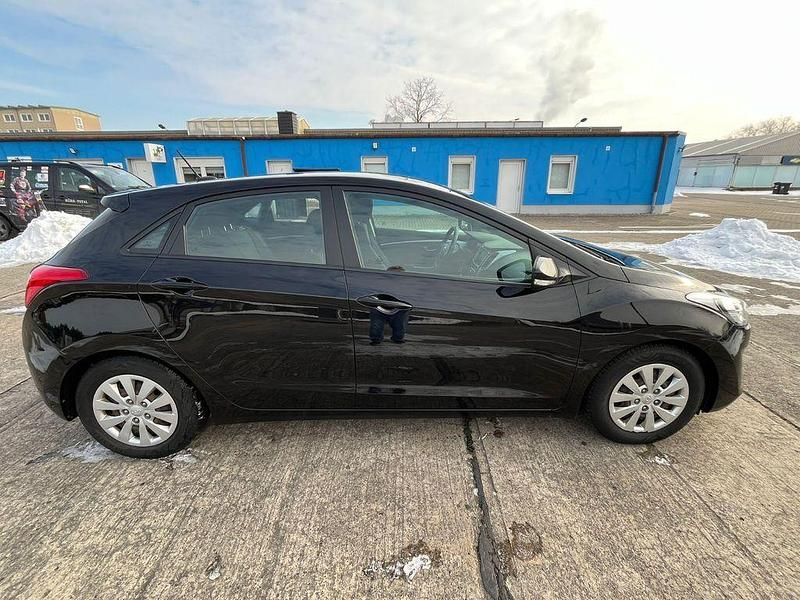 Gebraucht Hyundai i30 101 PS (74 kW) 2017 Schwarz Limousine