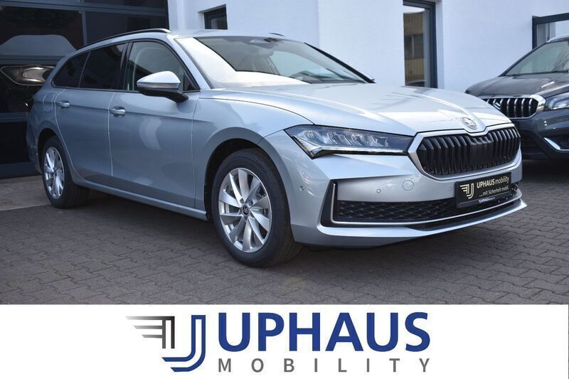 Silber (pebble silber metallic) Neu 2025 Skoda Superb Selection Kombi | 37.980 € (Superpreis) - Bild 1/4