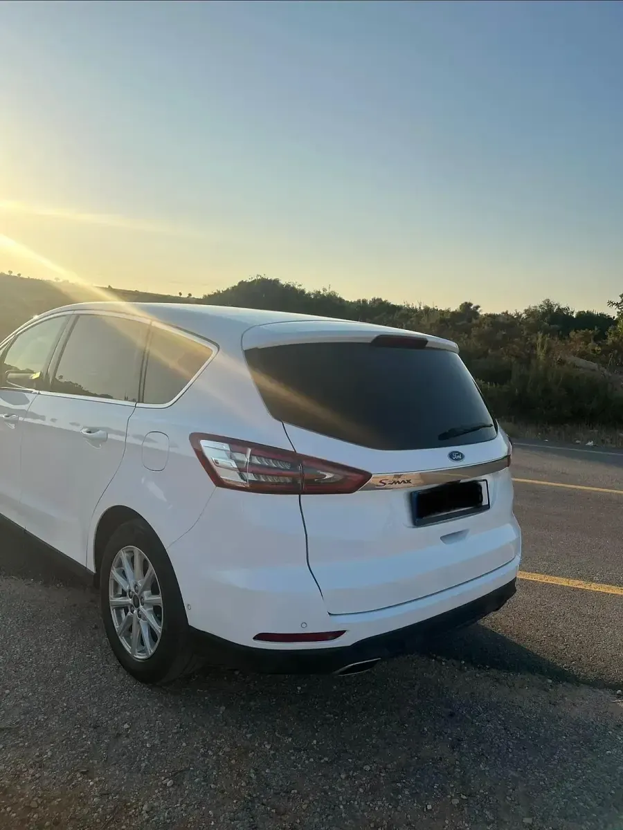 Gebraucht Ford S-MAX Titanium 179 PS (131 kW) 2017 Weiß Van / Kleinbus