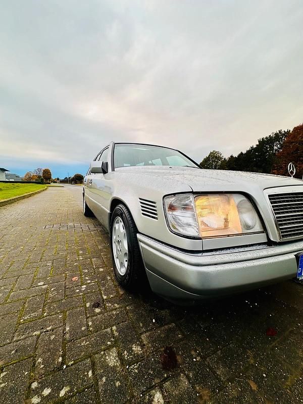 Silber Gebraucht 1996 Mercedes 300 Kombi | 14.000 € - Bild 1/4
