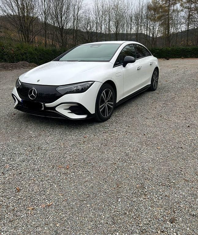 Weiß Gebraucht 2023 Mercedes EQE300 AMG line Limousine | 40.990 € (Guter Preis) - Bild 1/4