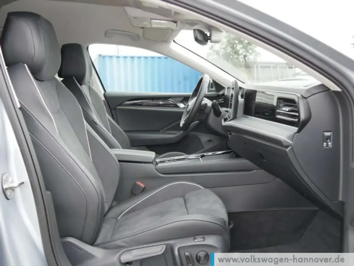 Gebraucht VW Passat Elegance 150 PS (110 kW) 2025 Oyster silver metallic Kombi