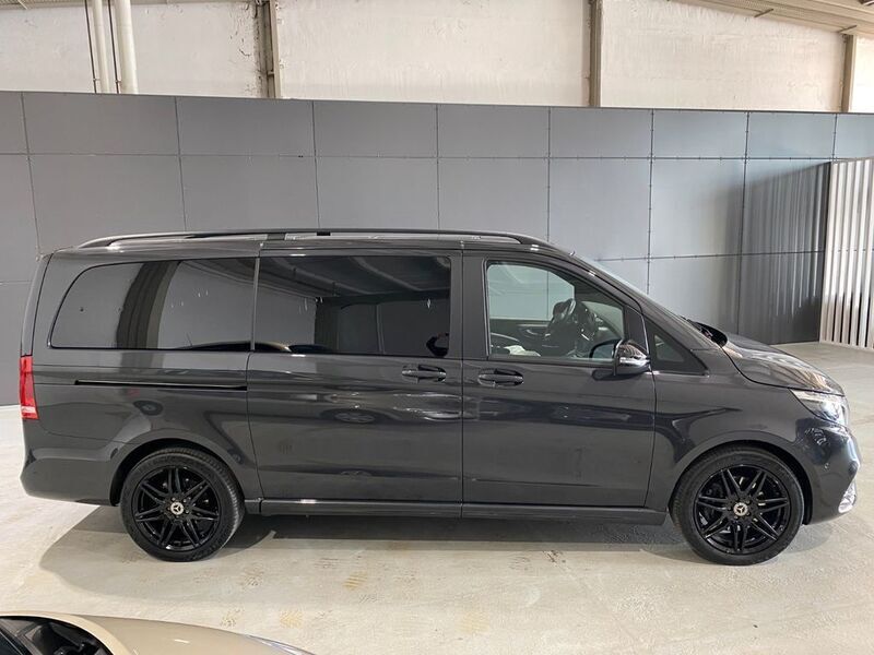 Gebraucht Mercedes V300 AMG 237 PS (174 kW) 2023 Grau Van / Kleinbus