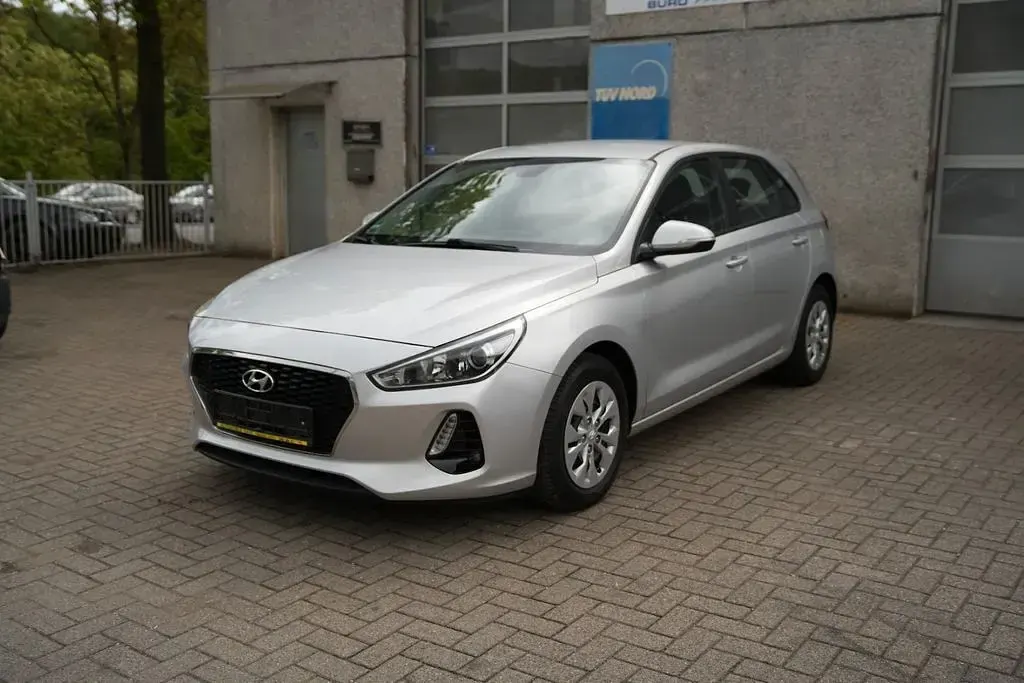 Używany Hyundai i30 Select 101 KM (74 kW) 2017 Srebrny Sedan/Limuzyna