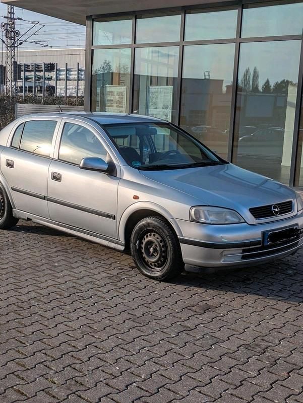 Gebraucht Opel Astra 65 PS (47 kW) 1998 Silber Limousine