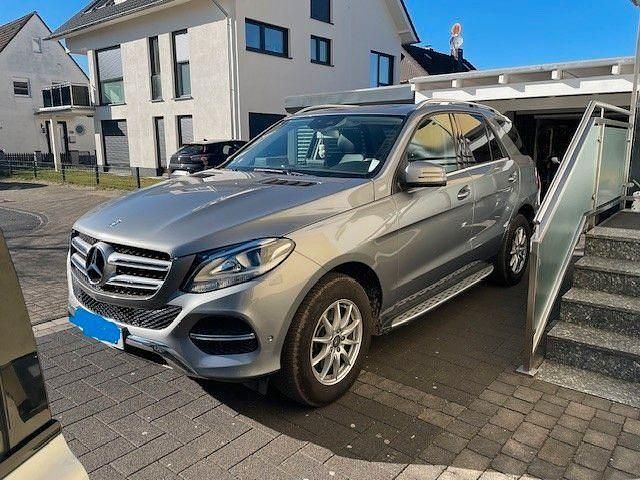 Gebraucht Mercedes GLE250 204 PS (150 kW) 2016 Silber SUV
