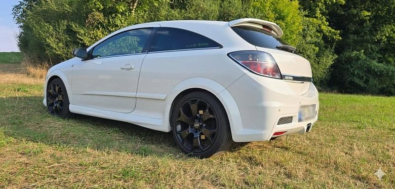 Gebraucht Opel Astra Edition 240 PS (176 kW) 2009 Weiß Coupé