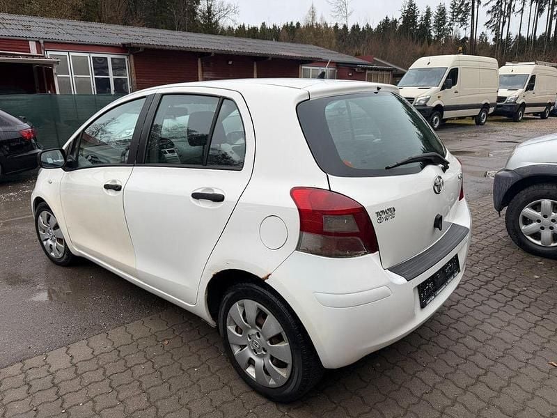 Gebraucht Toyota Yaris Cool 90 PS (66 kW) 2010 Weiß Kleinwagen
