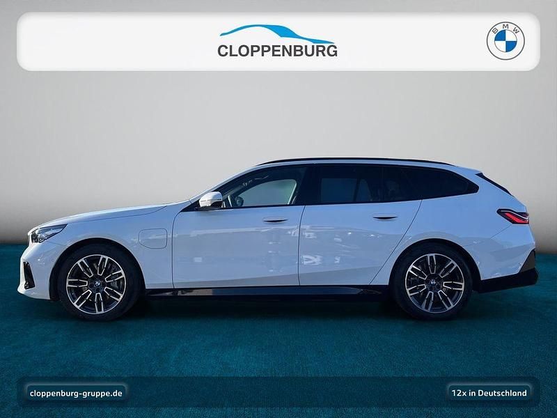Gebraucht BMW 550e M Sport 489 PS (359 kW) 2025 Alpinweiß uni Kombi
