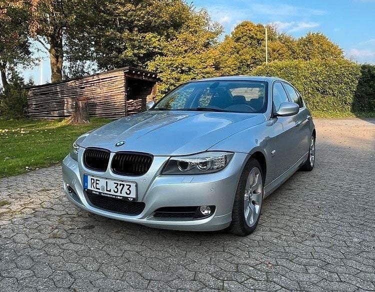 Silber Gebraucht 2011 BMW 325 Limousine | 12.950 € (Guter Preis) - Bild 1/4