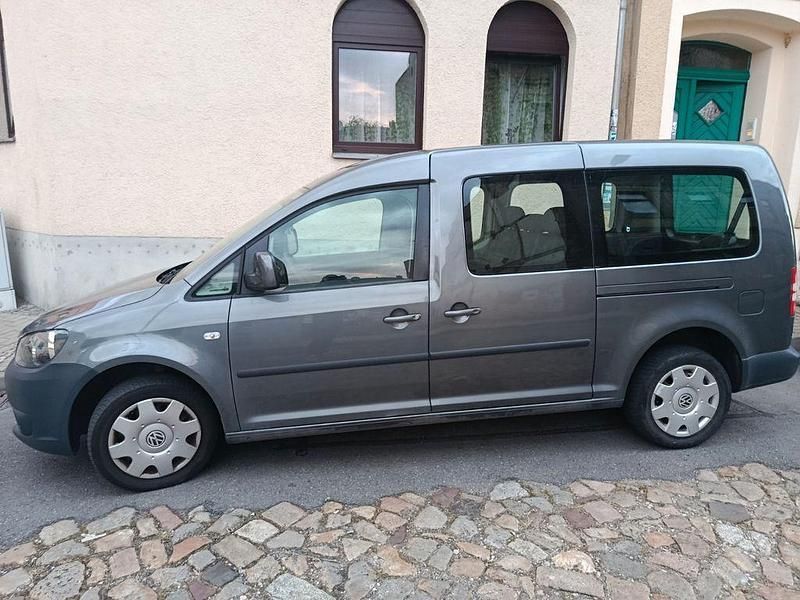 Grau Gebraucht 2011 VW Caddy Maxi Edition Van / Kleinbus | 12.499 € (Fairer Preis) - Bild 1/4