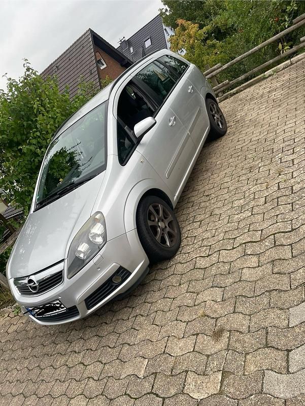 Silber Gebraucht 2007 Opel Zafira Family Van / Kleinbus | 1.800 € (Superpreis) - Bild 1/4