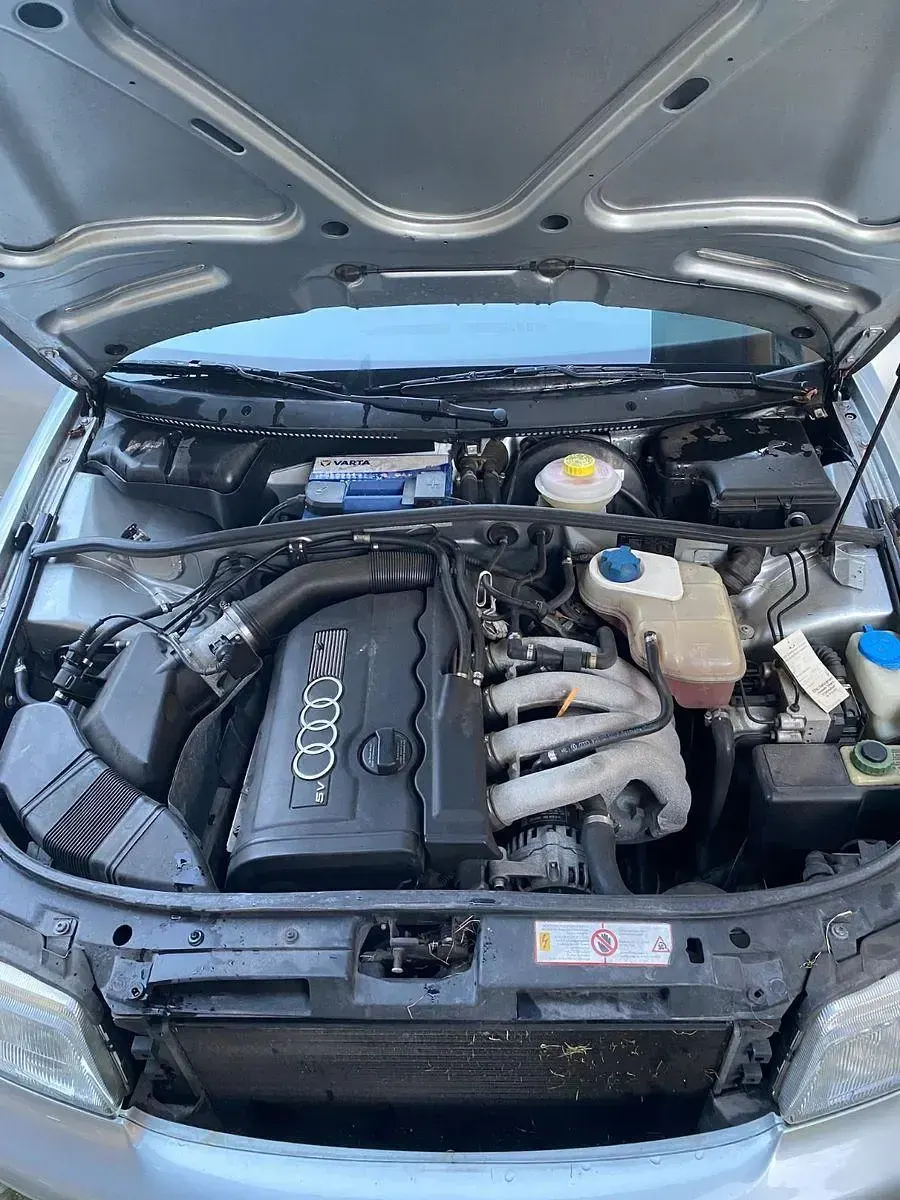 Używany Audi A4 125 KM (91 kW) 1996 Srebrny Sedan/Limuzyna