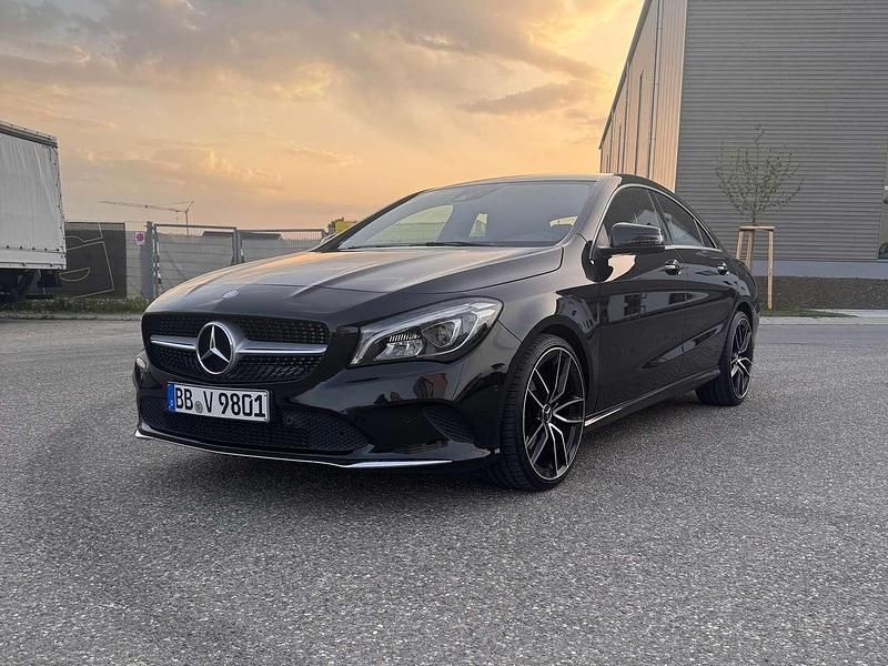 Schwarz Gebraucht 2017 Mercedes CLA180 Urban Limousine | 16.999 € (Etwas zu teuer) - Bild 1/4