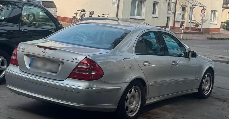 Grau Gebraucht 2006 Mercedes E220 Avantgarde Limousine | 7.000 € (Fairer Preis) - Bild 1/4