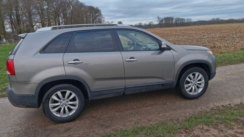 Grau Gebraucht 2010 Kia Sorento Spirit SUV | 7.999 € (Fairer Preis) - Bild 1/2