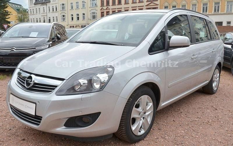 Silber Gebraucht 2012 Opel Zafira Family Van / Kleinbus | 8.499 € (Teuer) - Bild 1/4