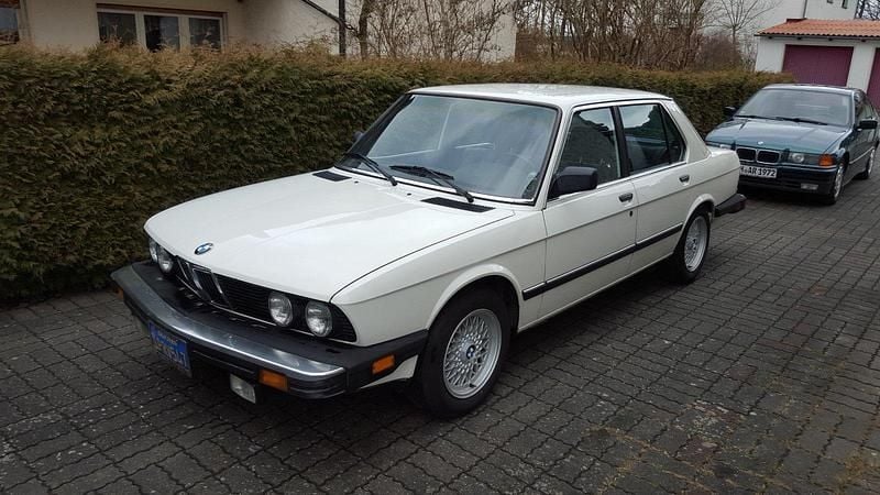 Weiß Gebraucht 1985 BMW 524 Limousine | 15.000 € - Bild 1/4