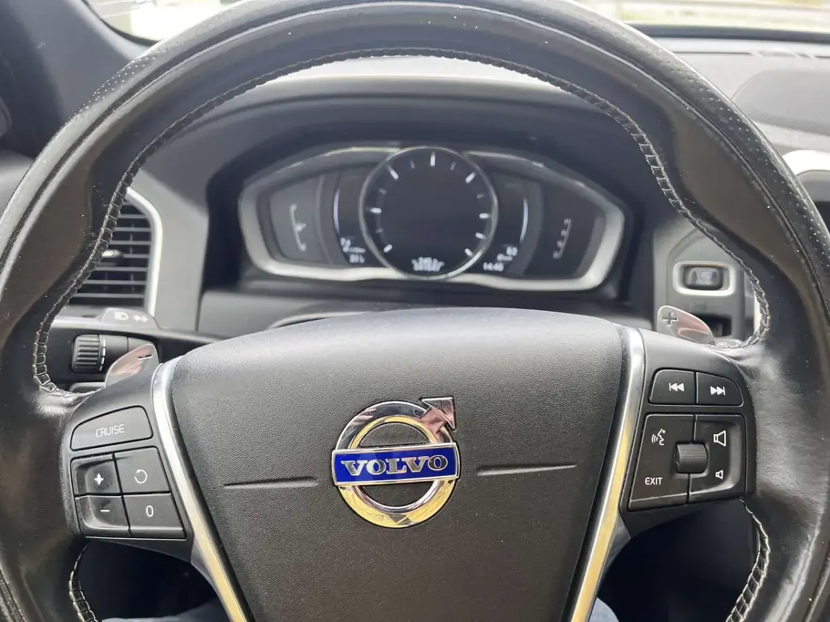 Gebraucht Volvo XC60 Momentum 220 PS (161 kW) 2015 Weiß SUV