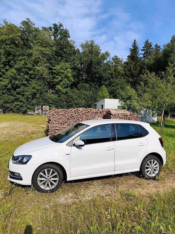 Weiß Gebraucht 2015 VW Polo LOUNGE Limousine | 6.500 € (Guter Preis) - Bild 1/4
