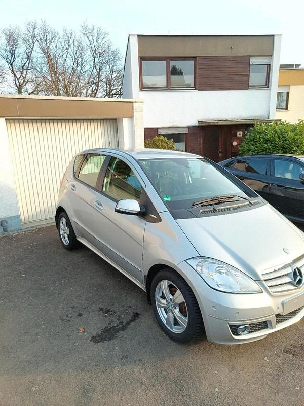 Gebraucht Mercedes A180 115 PS (84 kW) 2011 Silber Kleinwagen