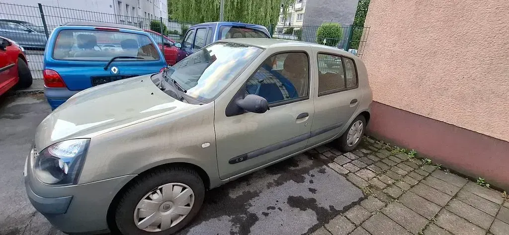Używany Renault Clio II Authentique 58 KM (42 kW) 2003 Zielony Sedan/Limuzyna