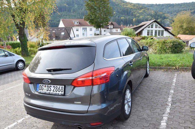 Grau metallic Gebraucht 2017 Ford Focus Titanium Kombi | 17.500 € (Teuer) - Bild 1/4