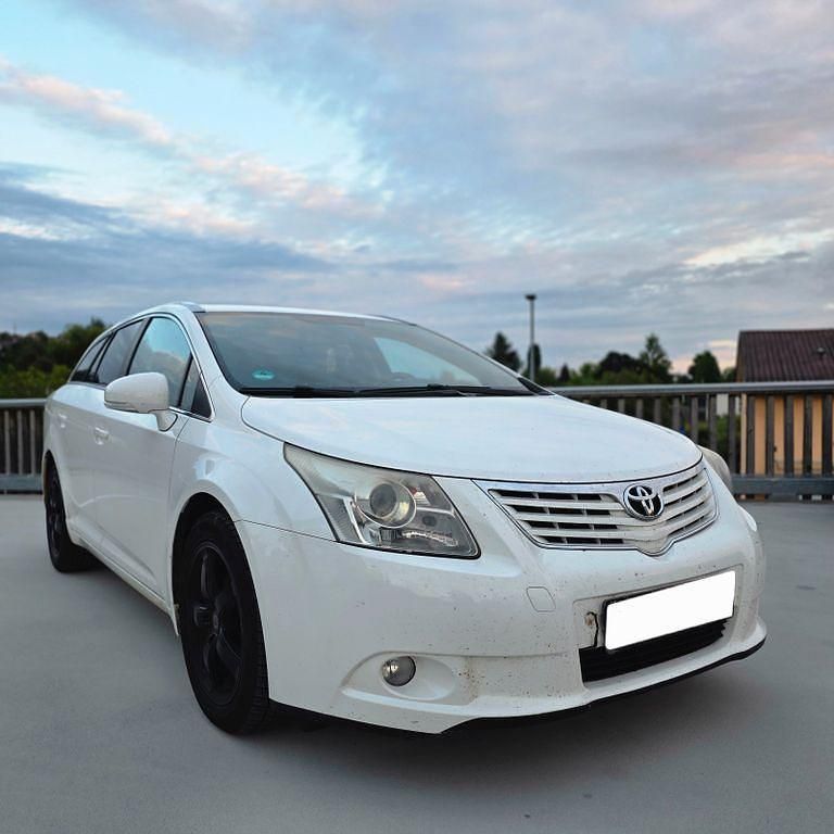 Weiß Gebraucht 2010 Toyota Avensis Edition Kombi | 3.300 € (Fairer Preis) - Bild 1/4