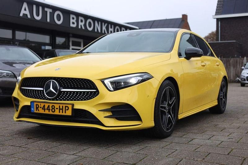 Gelb Gebraucht 2022 Mercedes A180 AMG Limousine | 24.140 € (Superpreis) - Bild 1/4