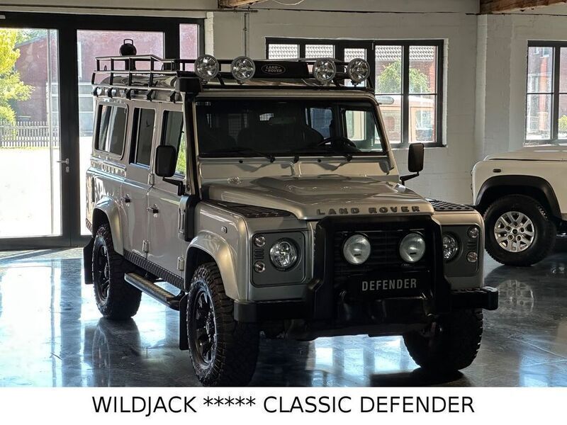 Silver metallic Gebraucht 2012 Land Rover Defender SE SUV | 76.500 € - Bild 1/4