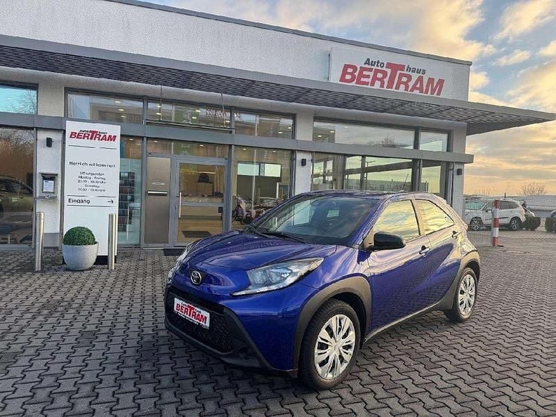 Juniper blue metallic Gebraucht 2024 Toyota Aygo X X-play SUV | 15.990 € (Fairer Preis) - Bild 1/4