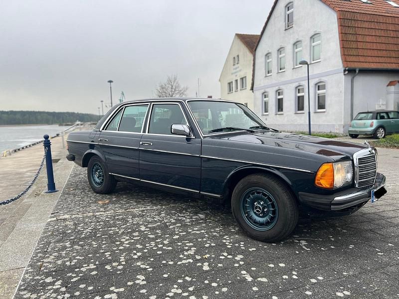Gebraucht Mercedes 200 60 PS (44 kW) 1982 Blau Limousine