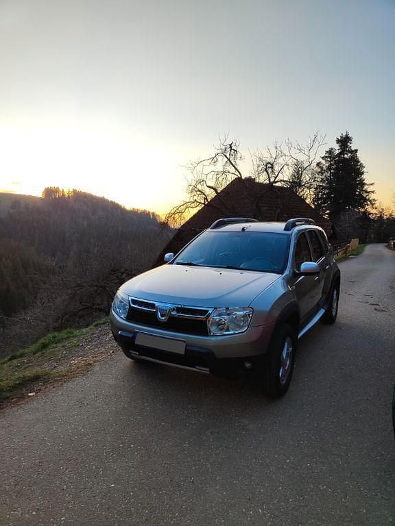 Grau Gebraucht 2010 Dacia Duster Lauréate SUV | 5.200 € (Fairer Preis) - Bild 1/4
