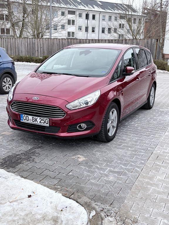 Rot Gebraucht 2016 Ford S-MAX Business Edition Van / Kleinbus | 11.300 € (Guter Preis) - Bild 1/4