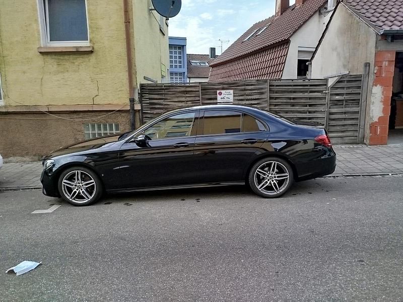 Gebraucht Mercedes E220 AMG line 194 PS (142 kW) 2017 Schwarz Limousine