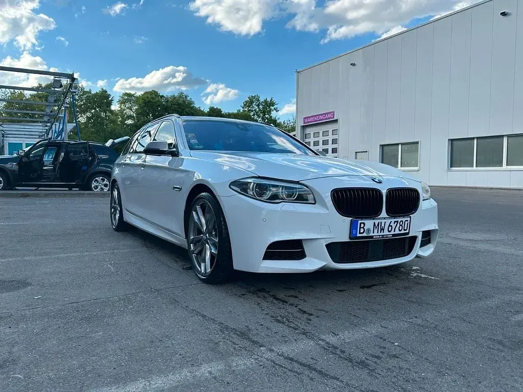 Używany BMW M550 Performance 381 KM (280 kW) 2014 Biały Sedan/Limuzyna