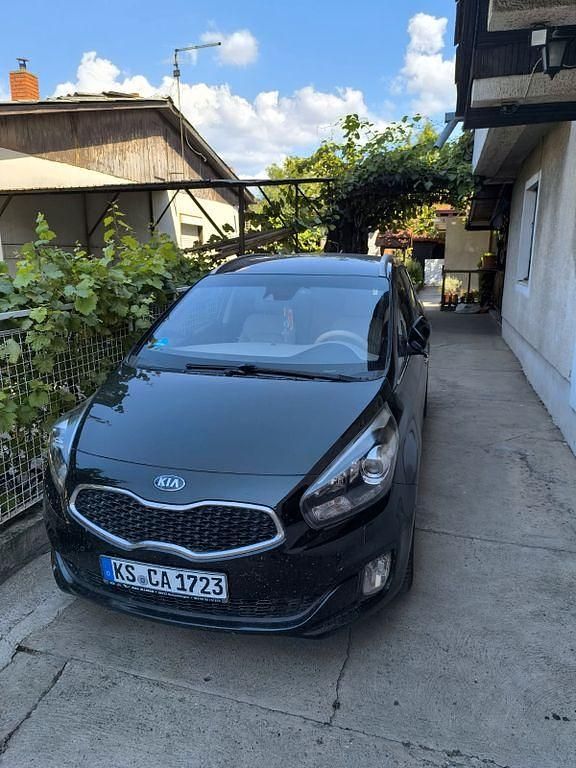 Schwarz Gebraucht 2016 Kia Carens Edition 7 Van / Kleinbus | 13.700 € (Teuer) - Bild 1/4