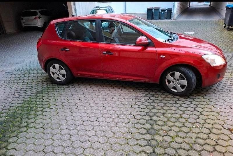 Second-hand Kia Ceed 105 CP (77 kW) 2009 Roșu Hatchback