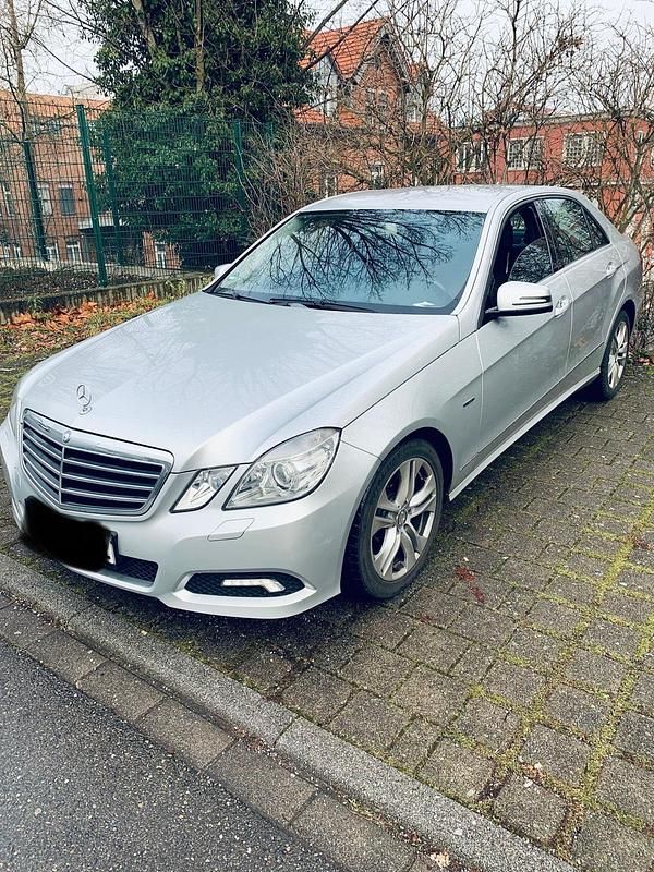 Grau Gebraucht 2009 Mercedes E350 Limousine | 7.500 € (Guter Preis) - Bild 1/4