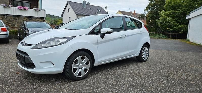 Weiß Gebraucht 2010 Ford Fiesta Trend Kleinwagen | 2.999 € (Fairer Preis) - Bild 1/4