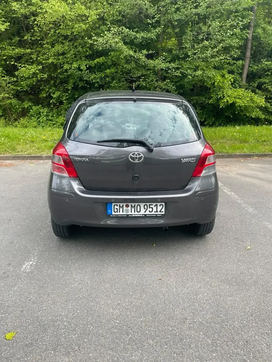 Gebraucht Toyota Yaris 99 PS (72 kW) 2011 Grau Kleinwagen