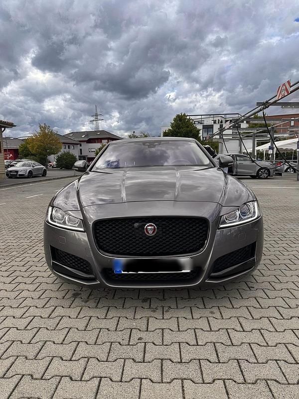 Grau Gebraucht 2017 Jaguar XF Business Edition Limousine | 17.499 € (Etwas zu teuer) - Bild 1/4