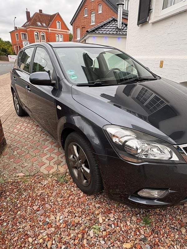Grau Gebraucht 2010 Kia Ceed Limousine | 3.950 € (Fairer Preis) - Bild 1/4