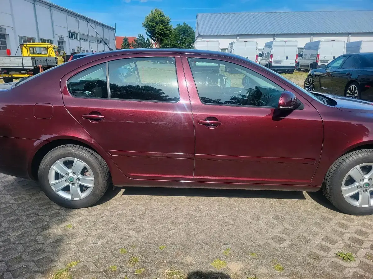 Gebraucht Skoda Octavia 105 PS (77 kW) 2010 Rot Limousine