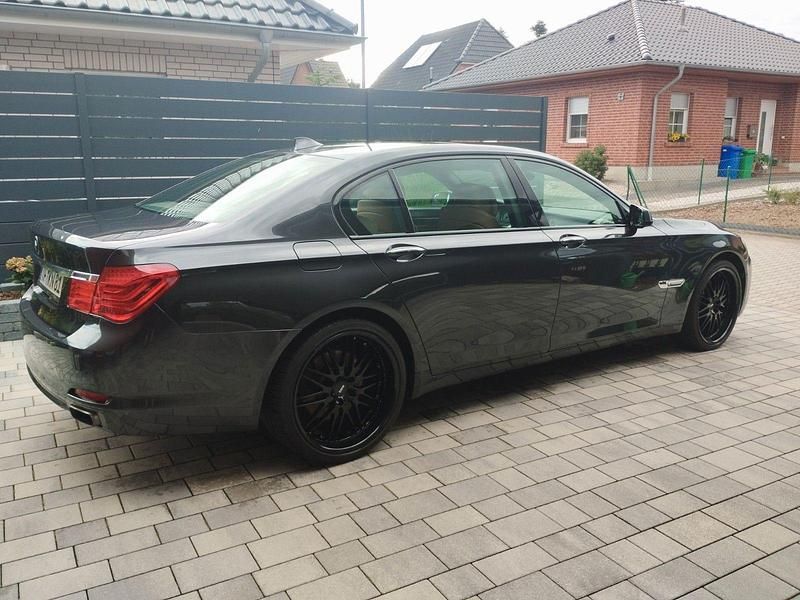 Gebraucht BMW 740L 326 PS (239 kW) 2009 Grau Limousine
