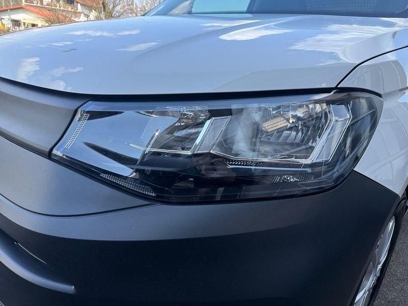 Second-hand VW Caddy 102 CP (75 kW) 2022 Alb Monovolum