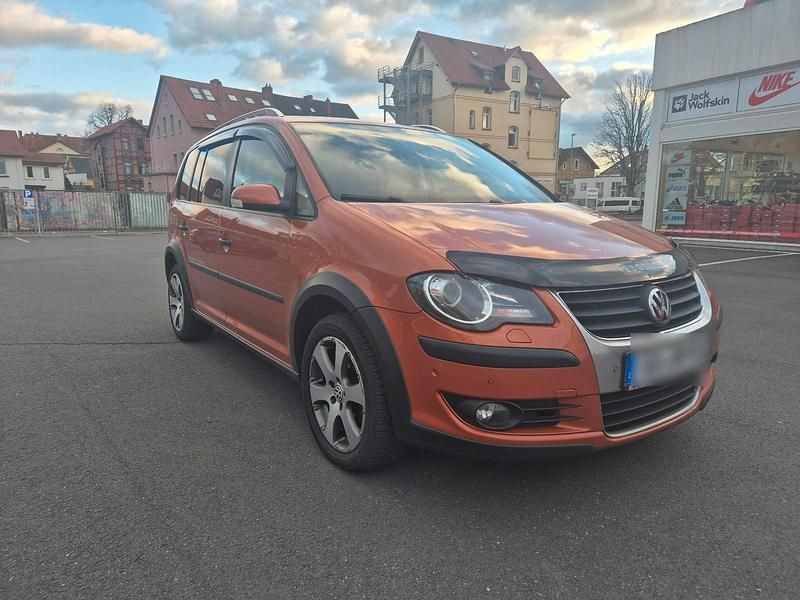 Orange Gebraucht 2008 VW Touran Van / Kleinbus | 4.999 € (Teuer) - Bild 1/4